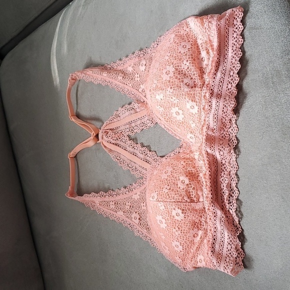 Victoria's Secret Peek-A-Boo Crochet Lace Bralette - Size XS - Peach - Picture 1 of 3